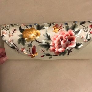 Embroidered ivory clutch w/shoulder chain NWT